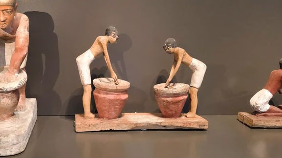 ★맥주를 만드는 두 여인의 조각상