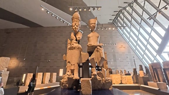 아멘과 무트의 부서진 거상