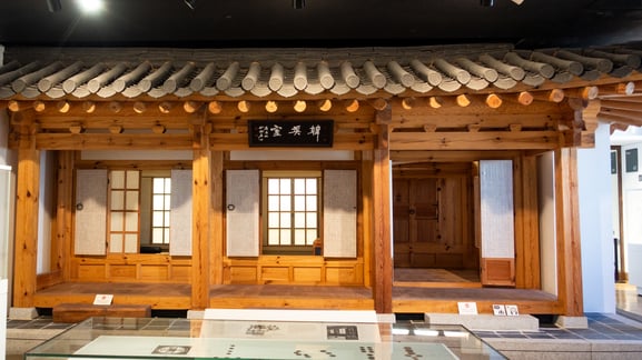 한국관 : 한국관과 금강송 사랑채