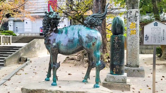 기린(麒麟)과 피리새(鷽) 동상